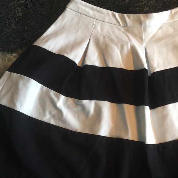 Express Black and White Skirt - Picture 2 of 5